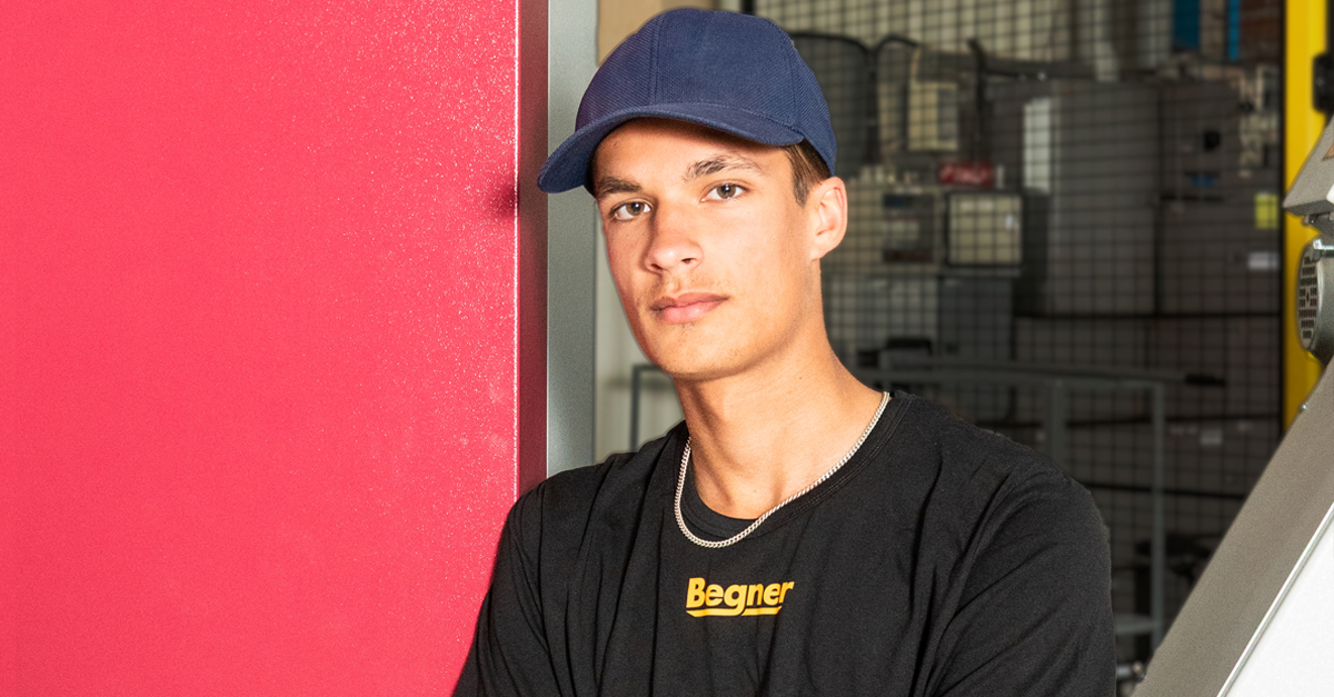 Leo by the machine – horizontal photo